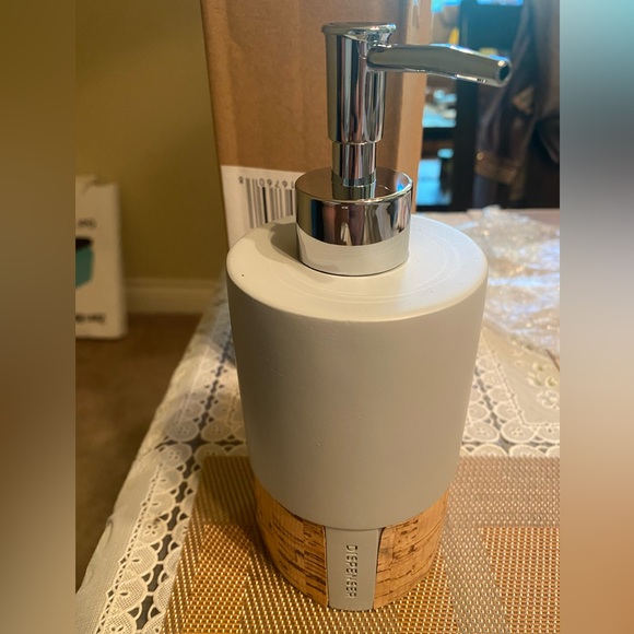 Modern Classic Contemporary Bathroom Accessories Lotion Pump/Soap Dispenser - Picture 4 of 4